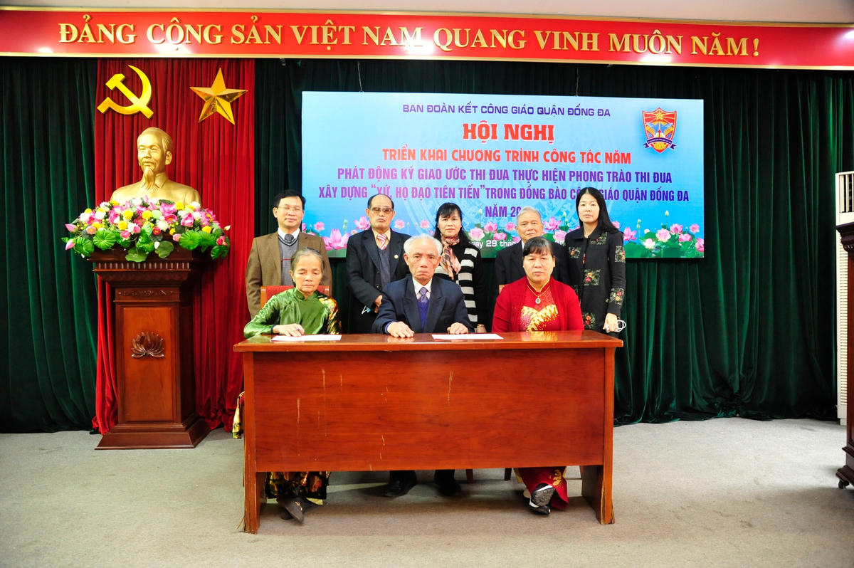 Ban Đoàn kết Công giáo quận ký giao ước thi đua.