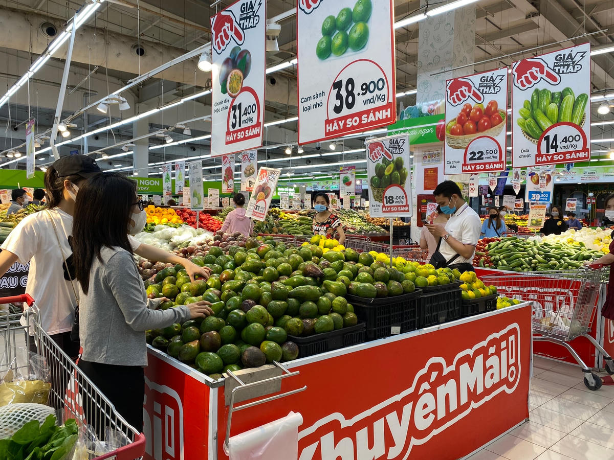 Nhiều chị em chọn siêu thị làm nơi mua thực phẩm tươi sống hàng ngày. 