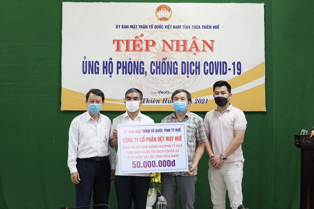 Ông Dương Đình Luân (thứ hai từ trái sang), Phó Chủ tịch Uỷ ban MTTQ Việt Nam tỉnh Thừa Thiên - Huế tiếp nhận ủng hộ.