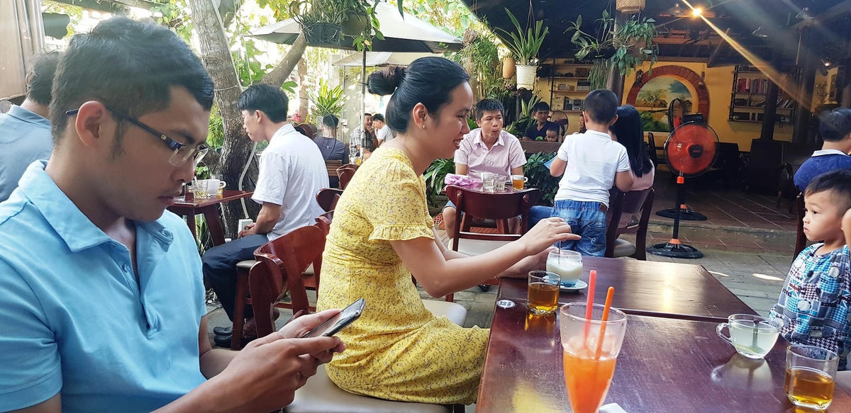 Khách thưởng thức cà phê, nghe nhạc.