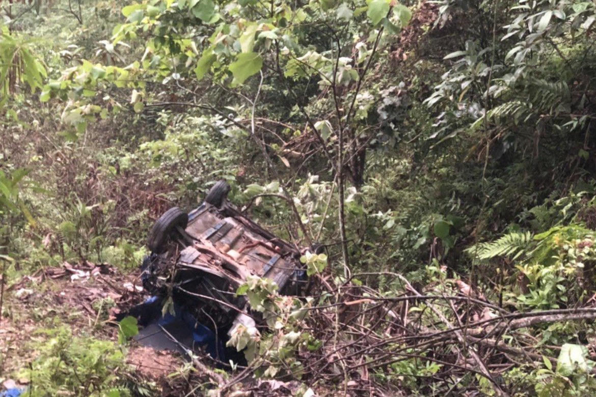 Chiếc taxi nát bét sau cú lao xuống vực sâu hơn 100m.