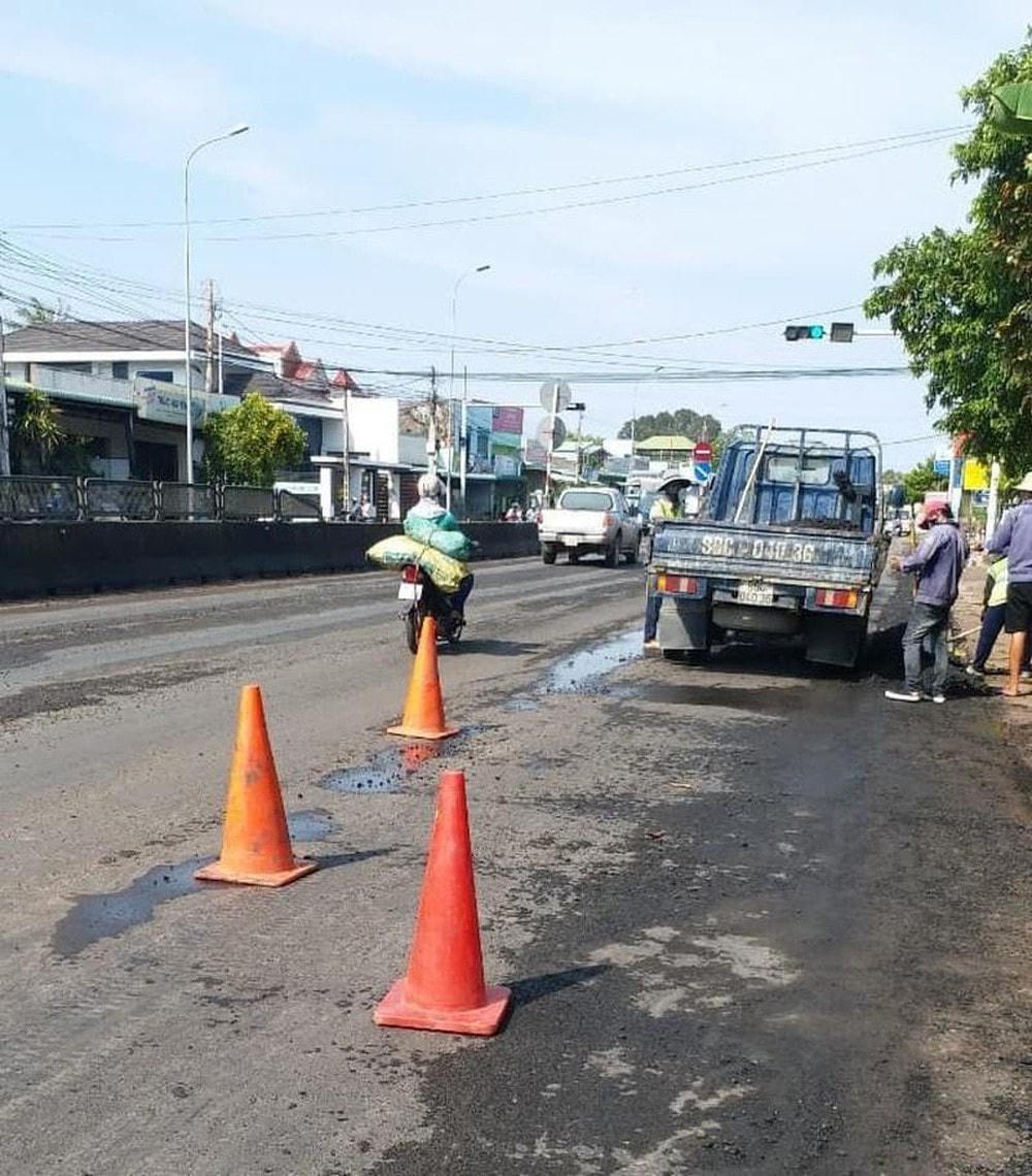 Nhiều đoạn trên tuyến quốc lộ 1A qua tỉnh Bình Thuận trong tình trạng xuống cấp nghiêm trọng. Ảnh: Phương Nam.