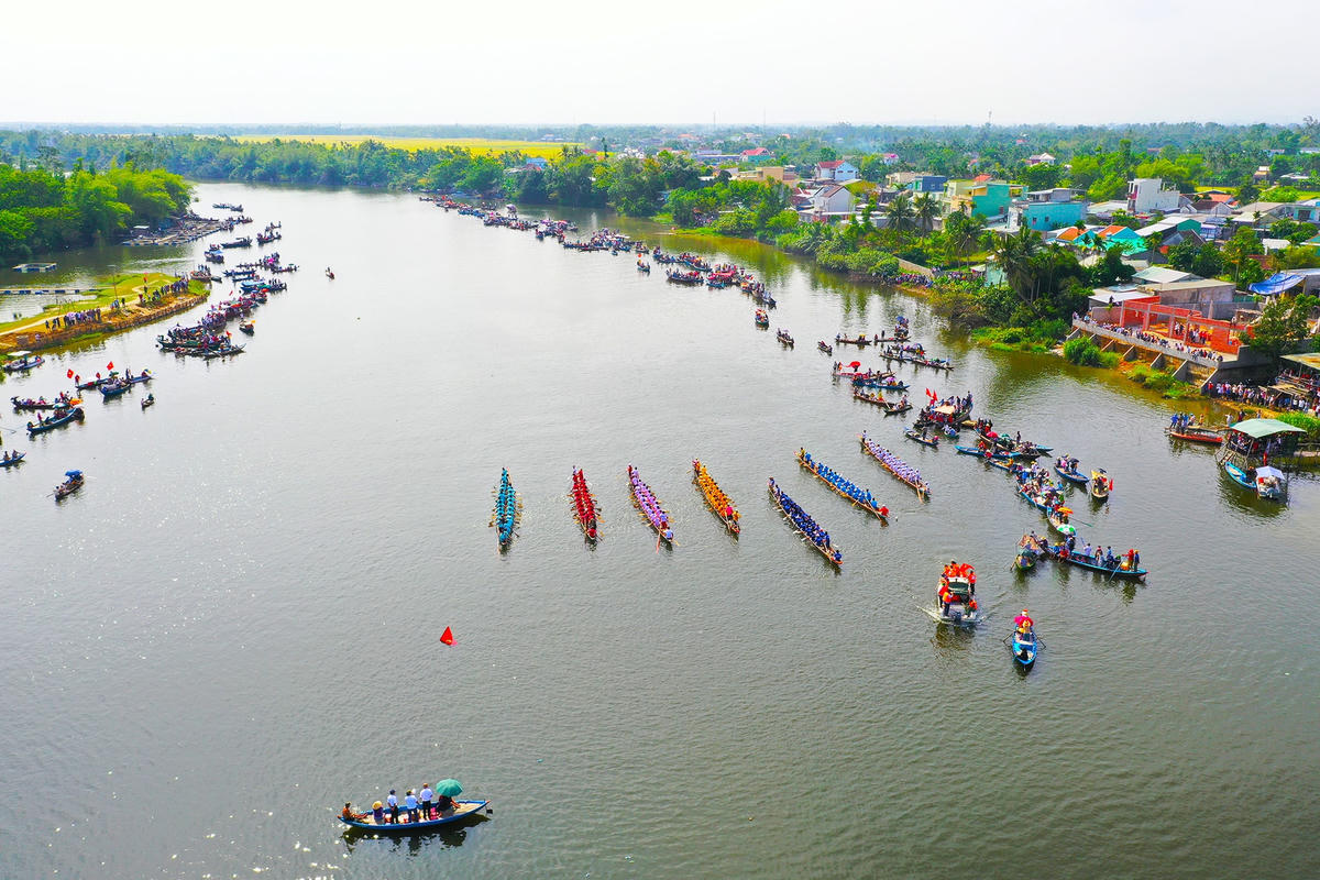 Quang cảnh buổi đua thuyền trên sông Tam Kỳ.