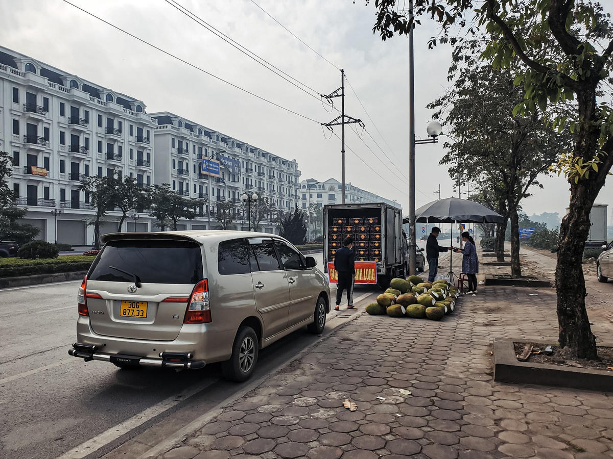 Được biết, hiện ở các tỉnh biên giới phía Bắc, hàng dài xe container vẫn đang nối đuôi nhau chờ được thông quan  bởi nhiều cửa khẩu vẫn đang đóng cửa. Do vậy, các xe container chở các mặt hàng nông sản phải quay đầu về thủ đô chờ giải cứu để thu lại vốn.
