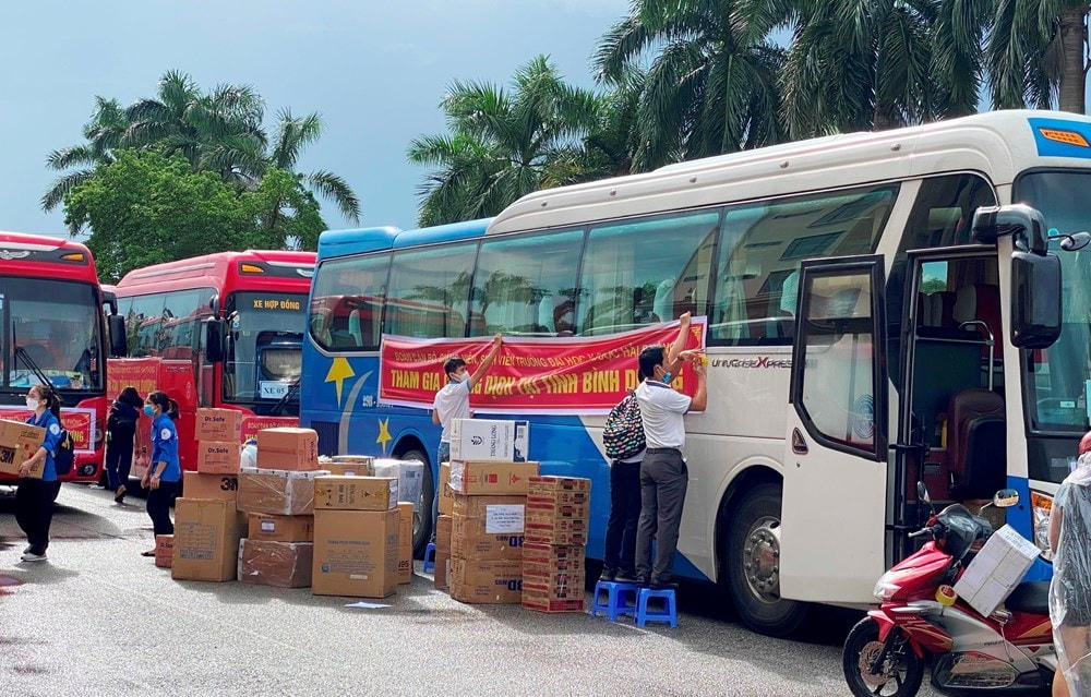 Đoàn Bác sĩ, sinh viên thứ 4 ĐH Y Dược Hải Phòng chuẩn bị hành trang lên đường chống dịch.