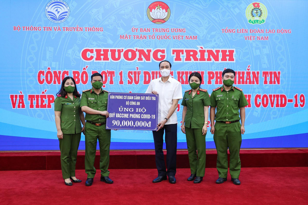  Phó Chủ tịch Phùng Khánh Tài tiếp nhận ủng hộ từ Văn phòng Cơ quan Cảnh sát điều tra Bộ Công an.