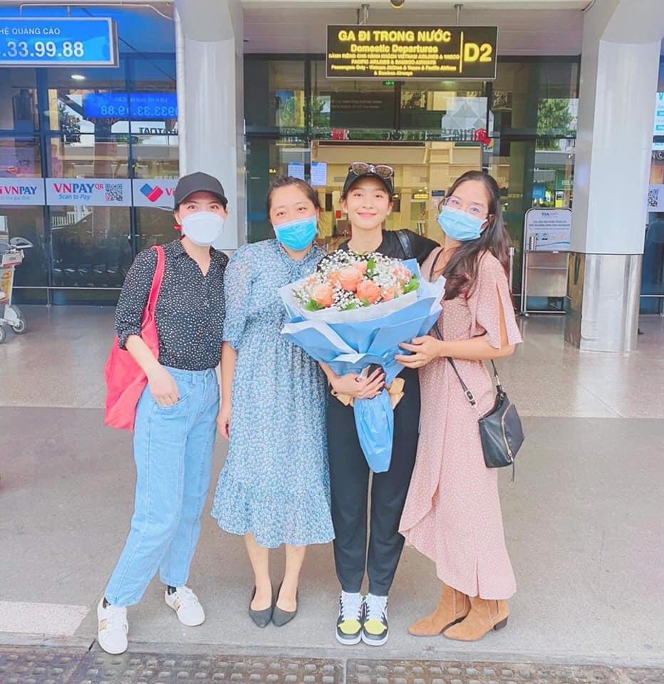 Khả Ngân rạng rỡ nhận hoa, quà và chụp hình của người hâm mộ. 