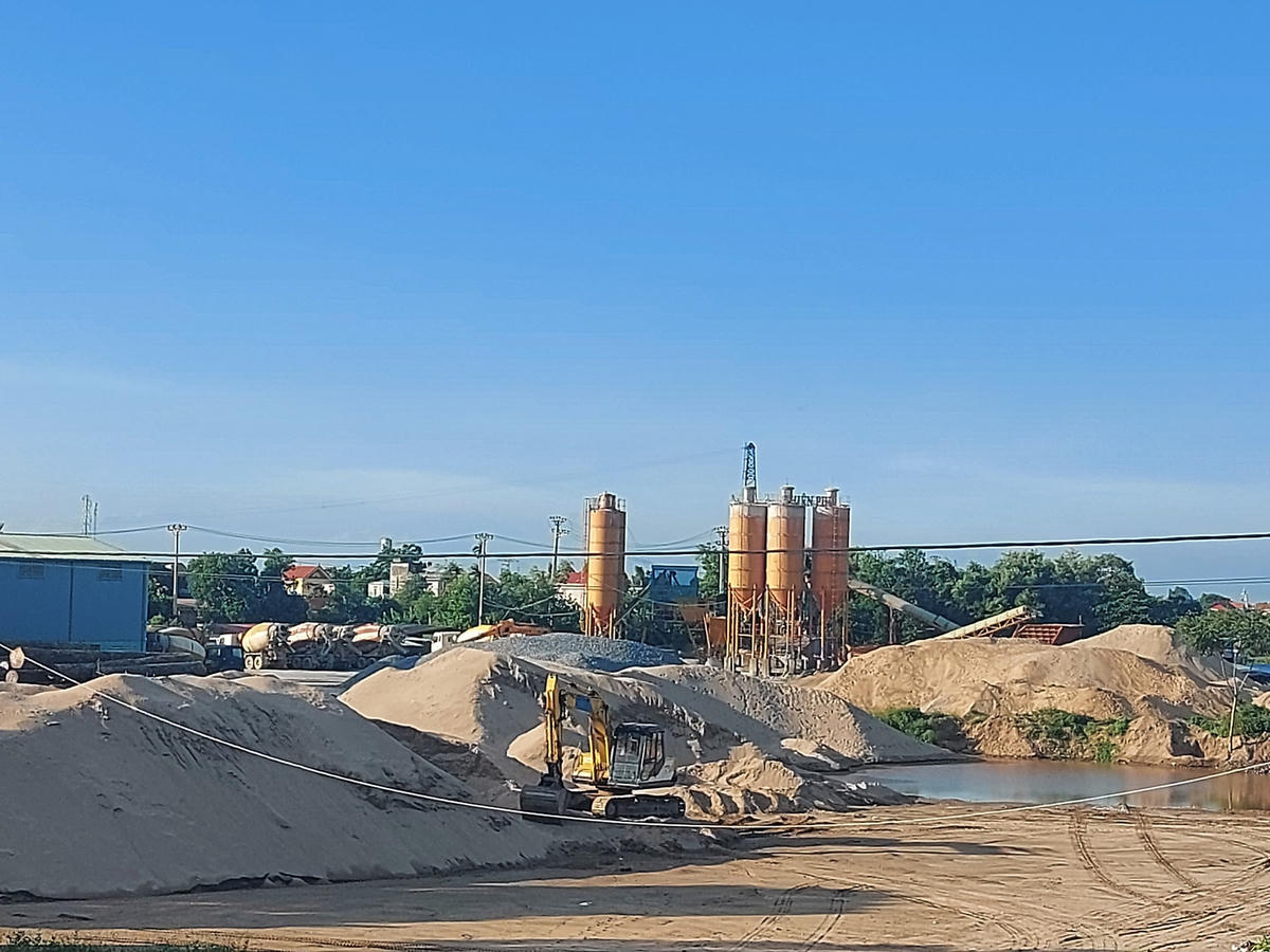 Trạm trộn 6 silo – ximăng của DN Thiên Phú hoạt động trái phép từ năm 2016 đến nay vẫn chưa bị cưỡng chế tháo dỡ.