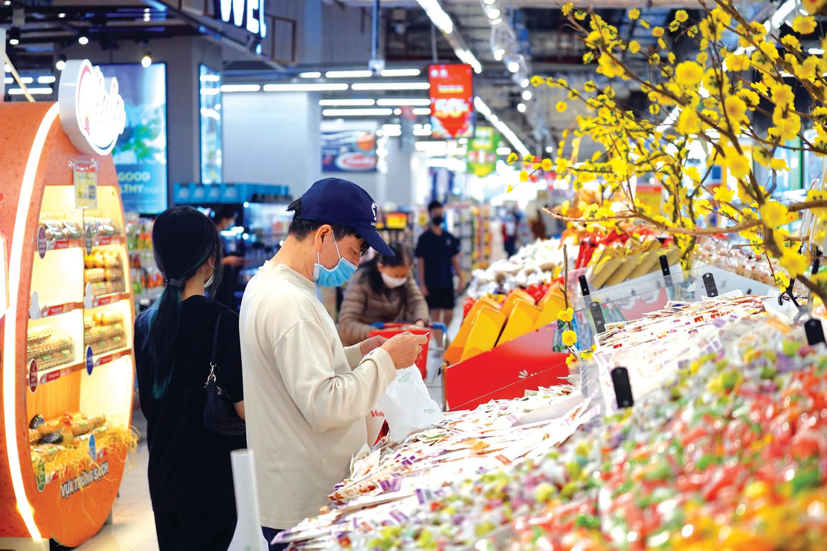 Hàng Tết “ngóng khách” trong siêu thị.  