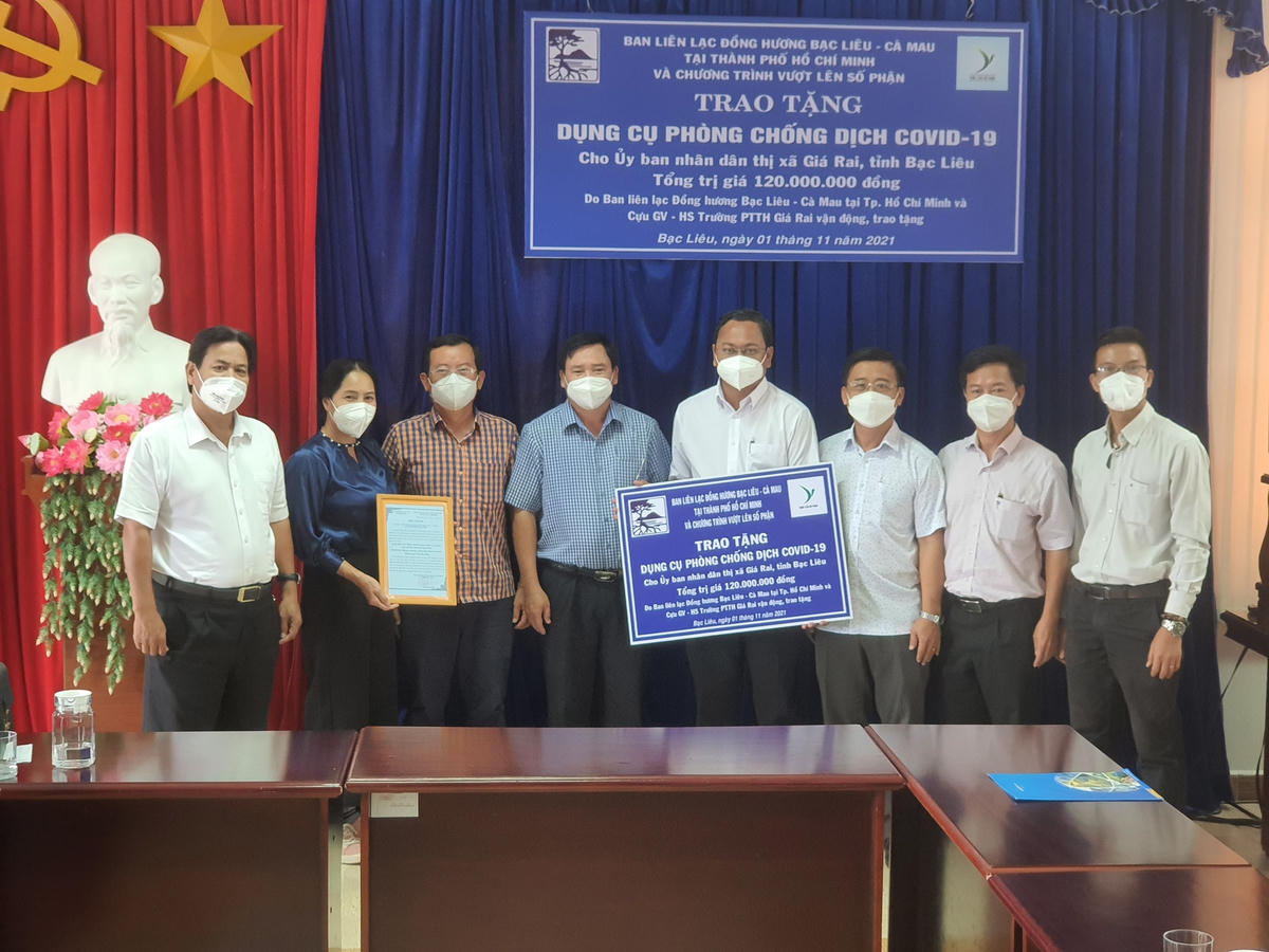 Ủy ban MTTQ Việt Nam tỉnh Bạc Liêu tiếp nhận dụng cụ bị y tế do Ban liên lạc Đồng Hương Bạc Liêu - Cà Mau tại TP Hồ Chí Minh hỗ trợ.