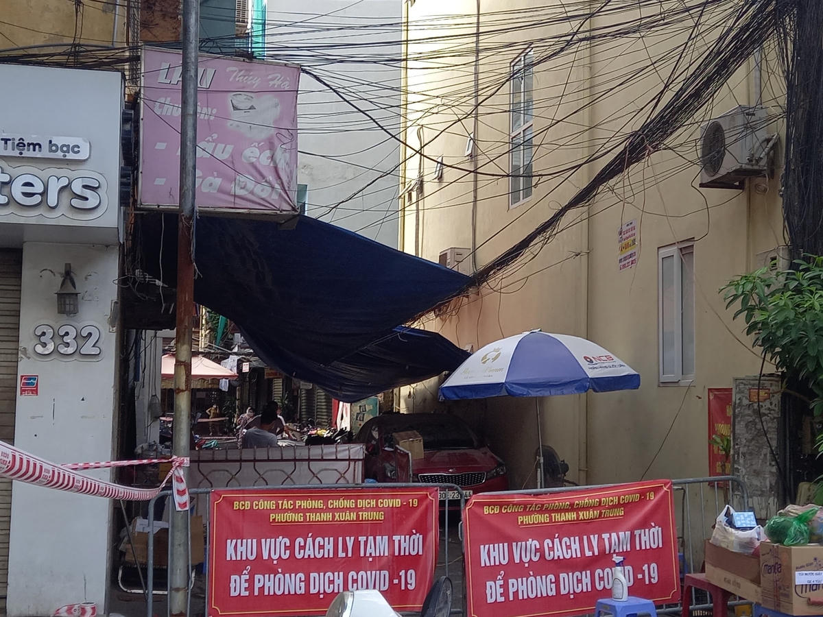 Ngõ 330 Nguyễn Trãi cũng được dựng rào, tạm thời cách ly. 