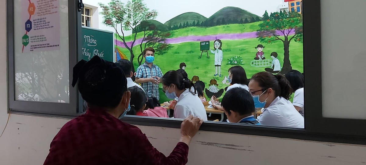 Khi lớp học "lên đèn" , cả khoa bệnh như yên lặng nghe tiếng các em học bài.