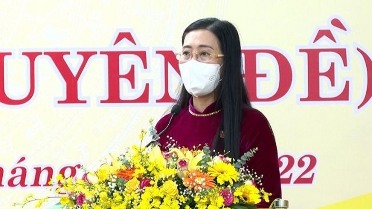 Bà Bùi Thị Quỳnh Vân, Bí thư Tỉnh ủy Quảng Ngãi phát biểu khai mạc kỳ họp.