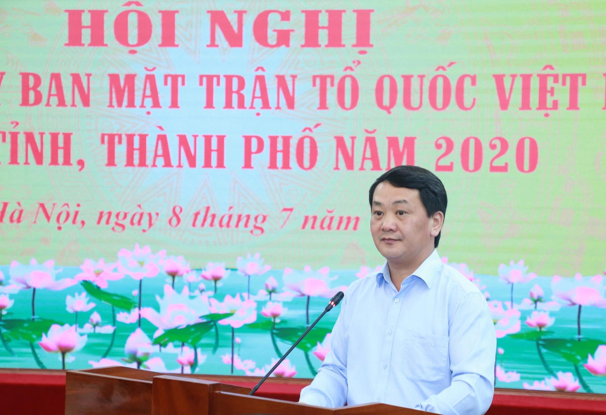 Phó Chủ tịch - Tổng Thư ký Hầu A Lềnh báo cáo kết quả công tác Mặt trận 6 tháng đầu năm. Ảnh: Quang Vinh.