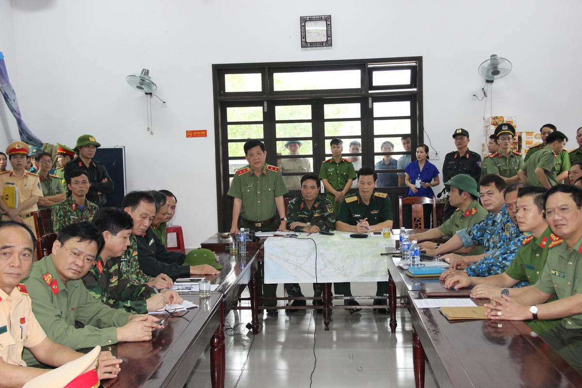 Thứ trưởng Nguyễn Văn Sơn phát biểu trong cuộc họp tại Sở Chỉ huy tiền phương.