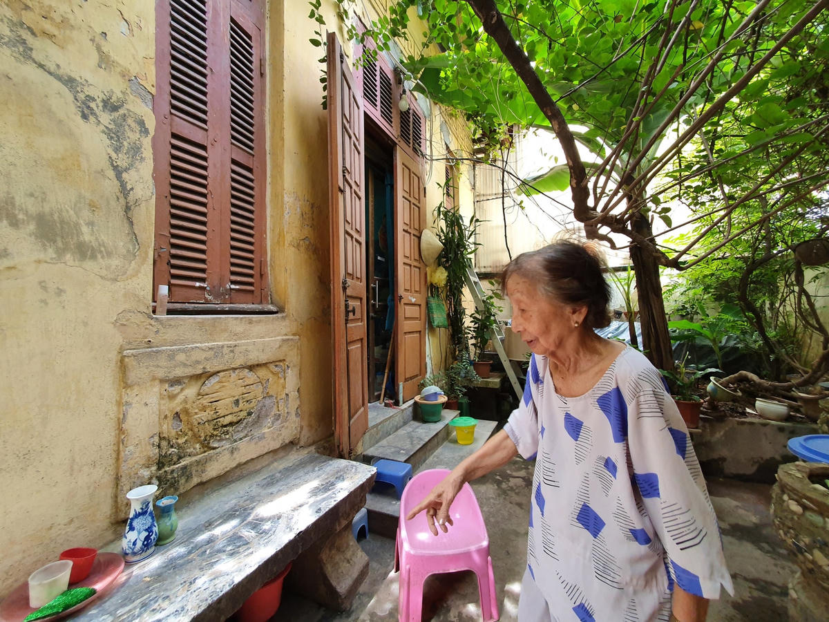 Bà Hoàng Thị Ngọc Từ (90 tuổi), em gái của ông Hoàng Thụy Ba hiện cũng đang sống tại ngôi nhà. Bà Từ không giấu nổi xúc động khi trao đổi với phóng viên việc chứng kiến ngôi nhà bị lấn chiếm theo thời gian. "Bây giờ căn biệt thự này đã bị lấn chiếm nhiều, xấu lắm! Chứ ngày xưa nó đẹp và rất rộng, đằng trước và đằng sau đều là đường ô tô đi...".