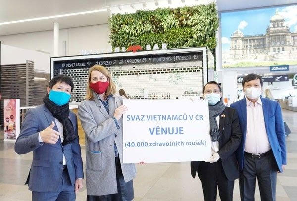 Người Việt tại Séc được trao tặng Huy chương và Bằng Ghi công