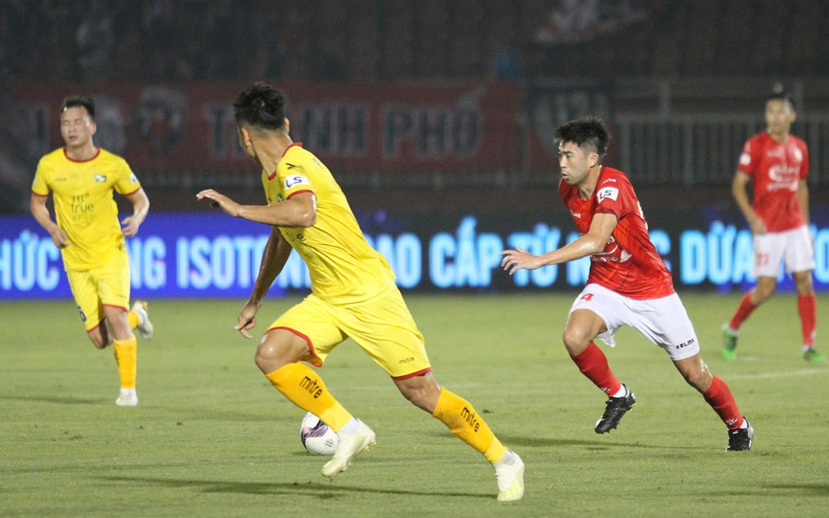 Lee Nguyễn góp 1 bàn thắng cho đội bóng thành phố.