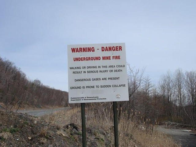 Hàng năm, Centralia đều dọn dẹp và đốt rác trong thị trấn để chuẩn bị chào đón Ngày Tưởng Niệm. Tháng 5/1962, thị trấn cũng thực hiện việc đốt rác như thế, nhưng khu vực được dùng để đốt rác năm đó là một mỏ than cũ không còn sử dụng. Hành động tưởng chừng như vô hại ấy đã tuyên án tử cho cả thị trấn phồn vinh này.  