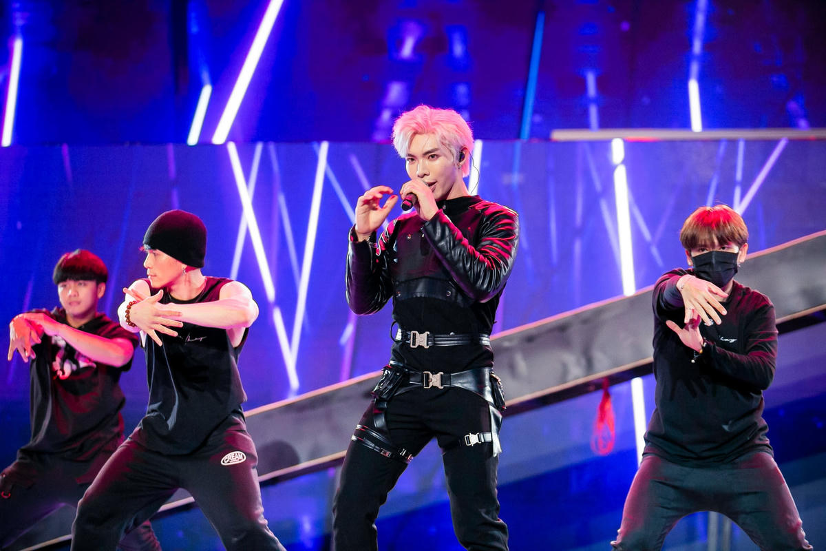 Erik mang Ghen đến chào sân The Heroes 2021.