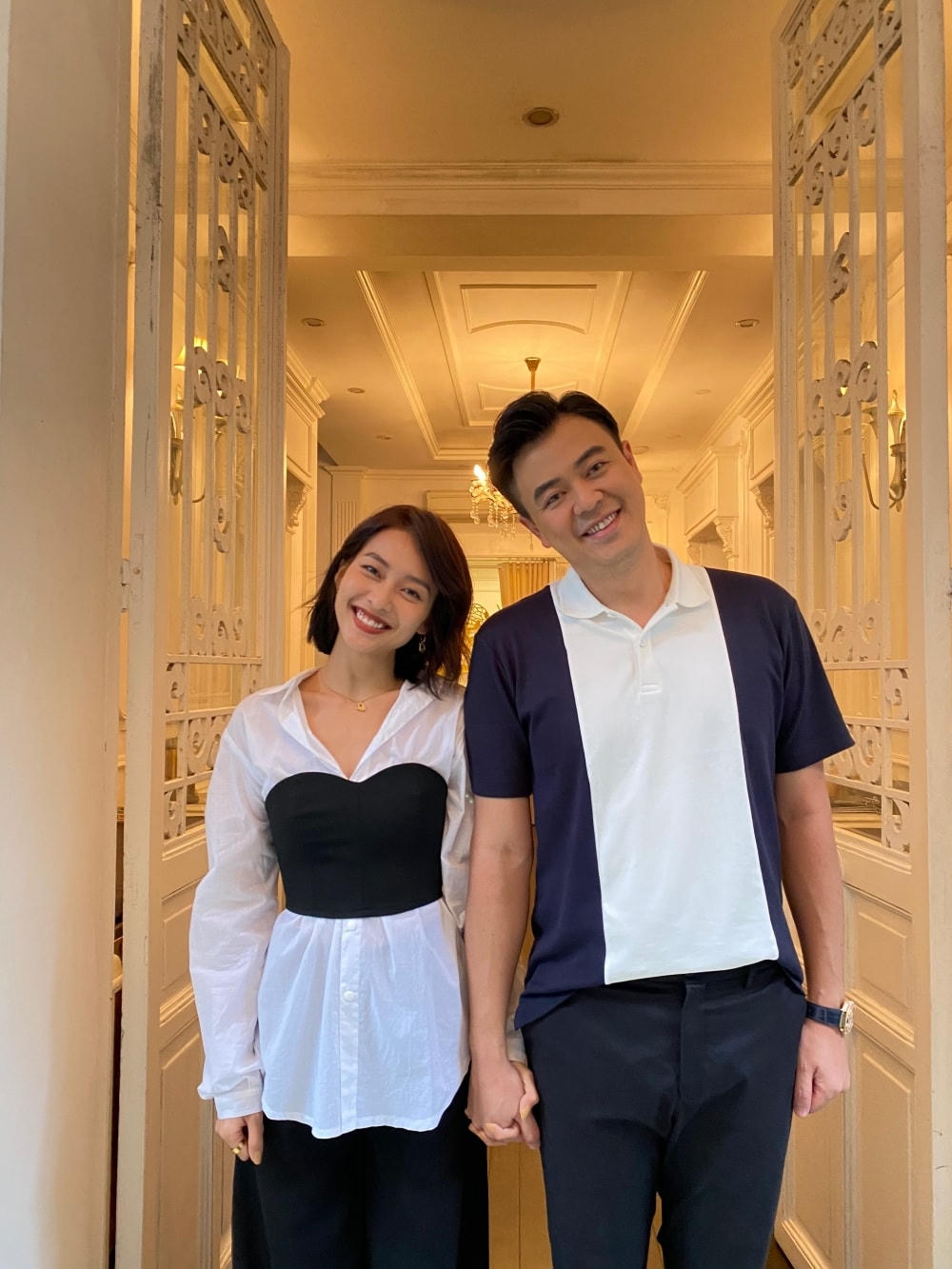 Khả Ngân ưu tiên chọn các thương hiệu thời trang trong nước, có kiểu dáng ứng dụng cao, không quá đắt tiền nhưng vẫn phù hợp hình tượng nhân vật. Tuệ Nhi diện áo sơ mi phom rộng với crop-top ôm sát bên ngoài khoe khéo vòng eo.