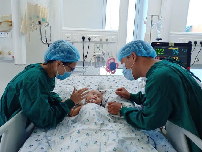 Anh Hoàng Anh và chị Hồng Thúy khi vào thăm và chơi cùng con. Ảnh: Nguyễn Lan Anh.