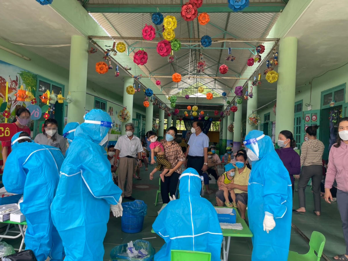 Ngành y tế Quảng Nam đang lấy mẫu xét nghiệm Covid-19.   
