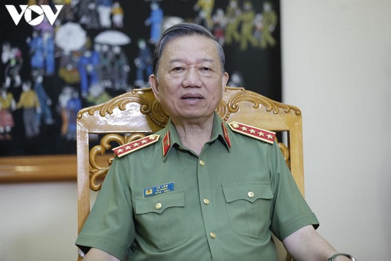 Bộ trưởng Bộ Công an trả lời phóng viên.