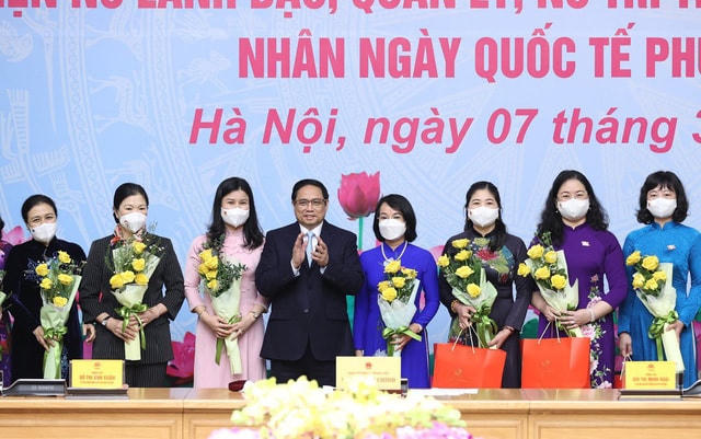 Thủ tướng Phạm Minh Chính chúc mừng các nữ lãnh đạo, quản lý, nữ trí thức, văn nghệ sỹ tiêu biểu nhân Ngày Quốc tế Phụ nữ. Ảnh VGP