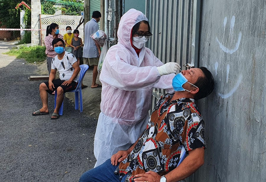 CDC Đồng Nai đang lấy mẫu cho một ca F1 tại khu trọ phường Trảng Dài, TP Biên Hòa. 