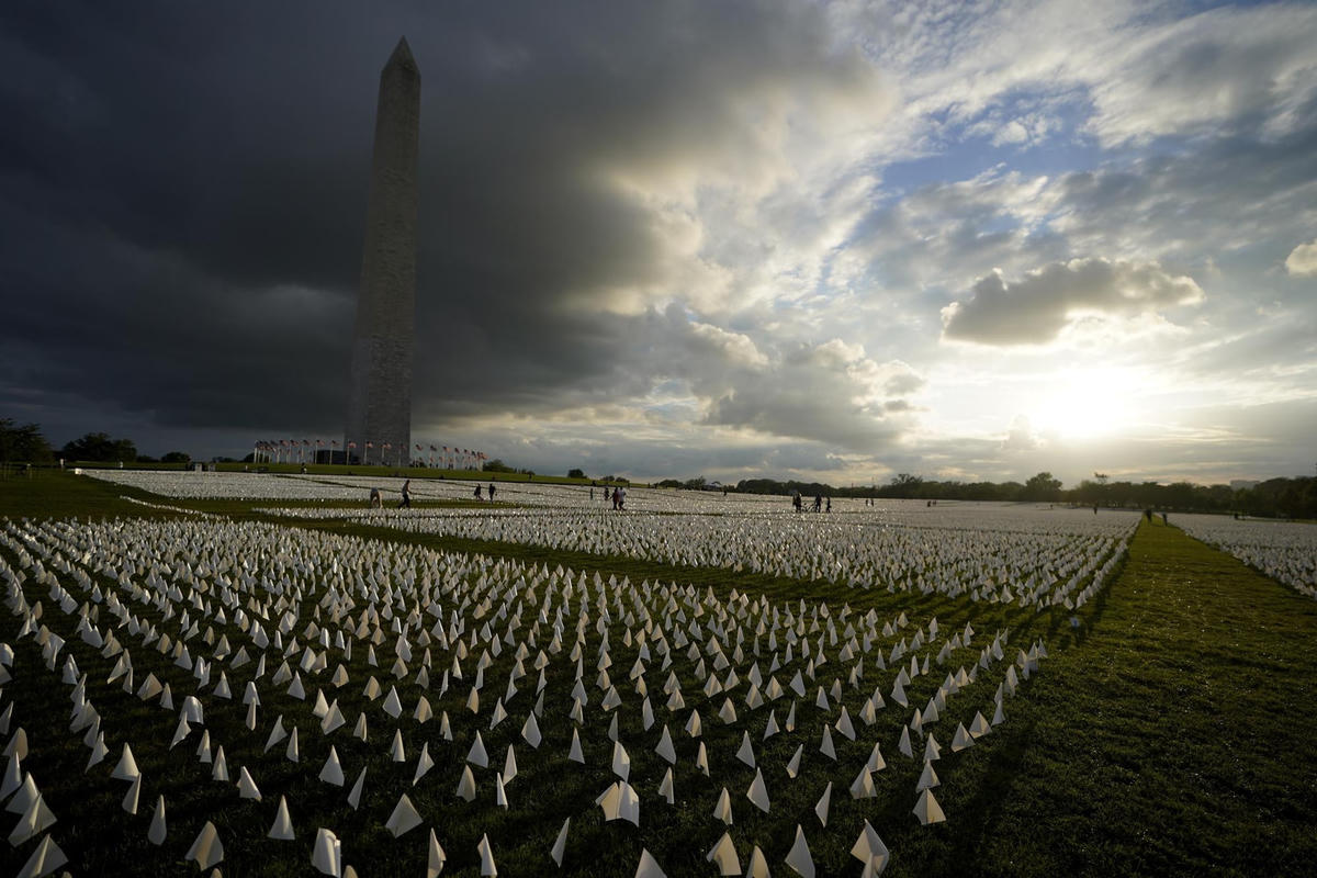 Tượng đài Washington với những lá cờ trắng là một phần trong tác phẩm nghệ thuật sắp đặt tạm thời của nghệ sĩ Suzanne Brennan Firstenberg,