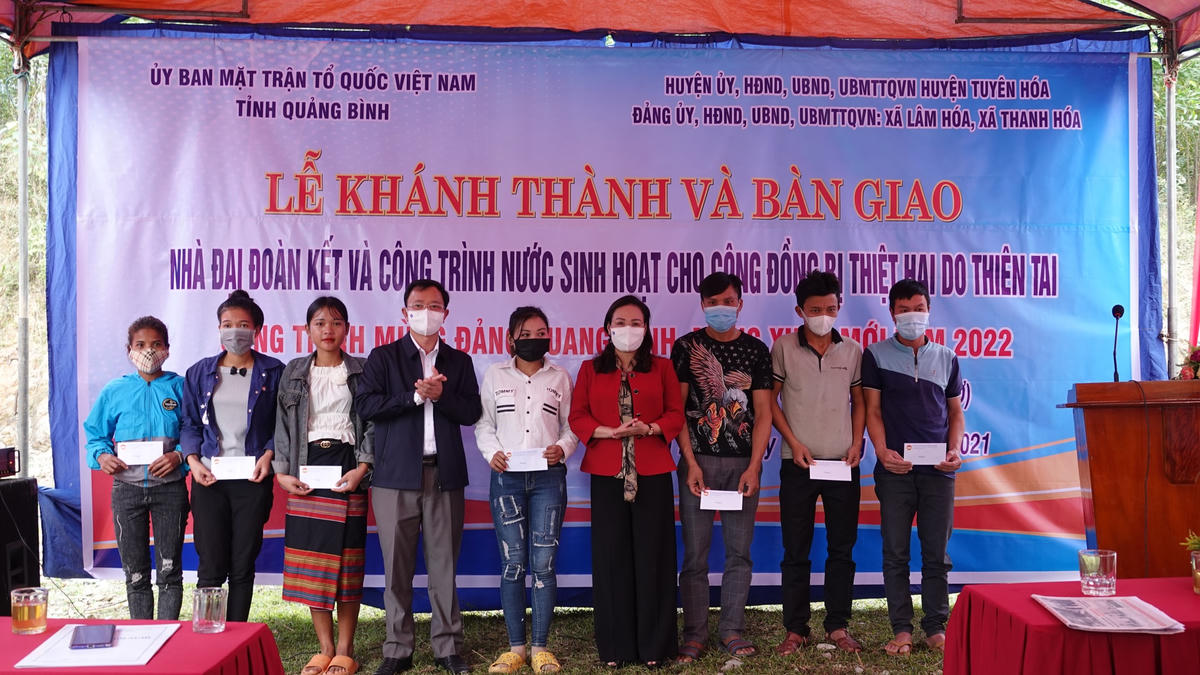MTTQ tỉnh Quảng Bình tổ chức bàn giao nhà Đại đoàn kết cho hộ nghèo.