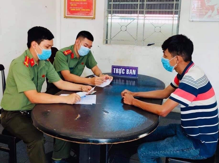Đối tượng Thường làm việc với Công an. Ảnh: TL