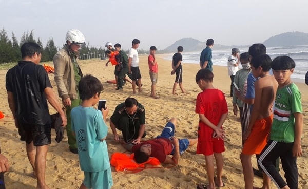 Quân y Đồn Biên phòng Cát Khánh (Phù Cát, Bình Định) chăm sóc sức khỏe cho các thuyền viên.