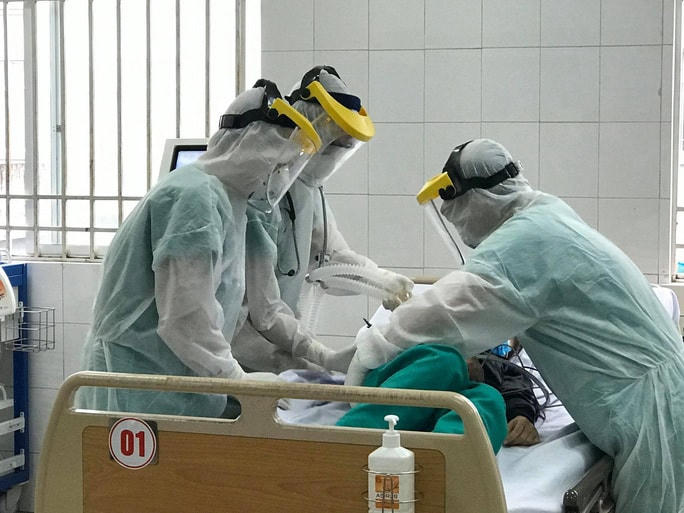 Chăm sóc bệnh nhân Covid-19 tại cơ sở y tế. (Ảnh minh họa: NLĐO).