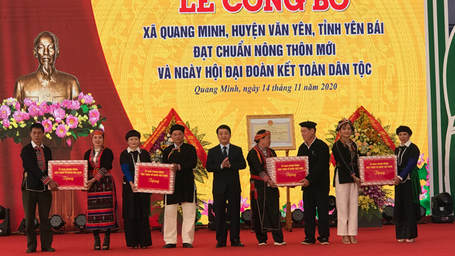 Phó Chủ tịch - Tổng Thư ký UBTƯ MTTQ Việt Nam Hầu A Lềnh tặng quà cho người dân xã Quang Minh.