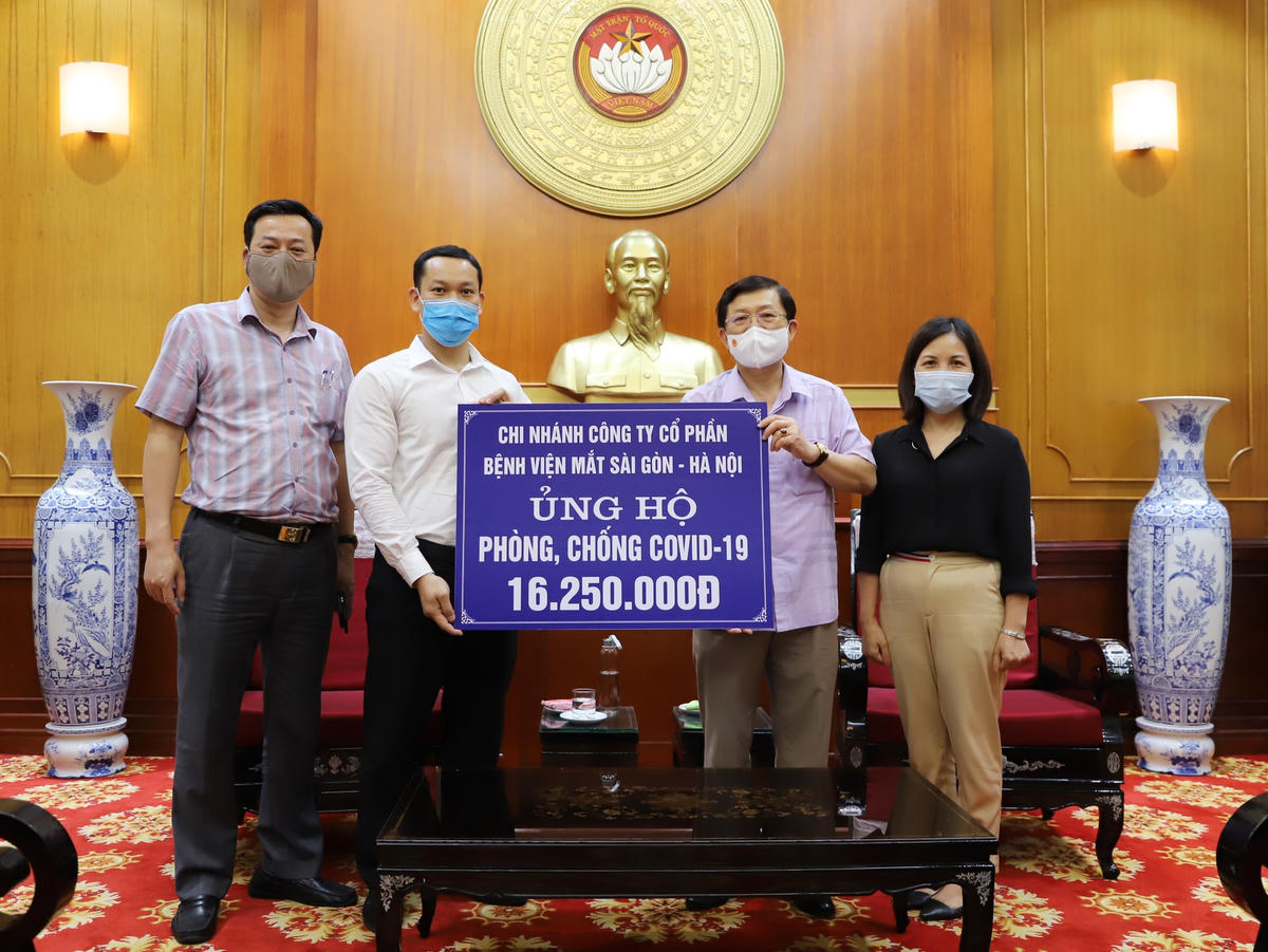 Phó Chủ tịch Nguyễn Hữu Dũng tiếp nhận ủng hộ từ Chi nhánh Công ty Cổ phần Bệnh viện mắt Sài Gòn - Hà Nội.