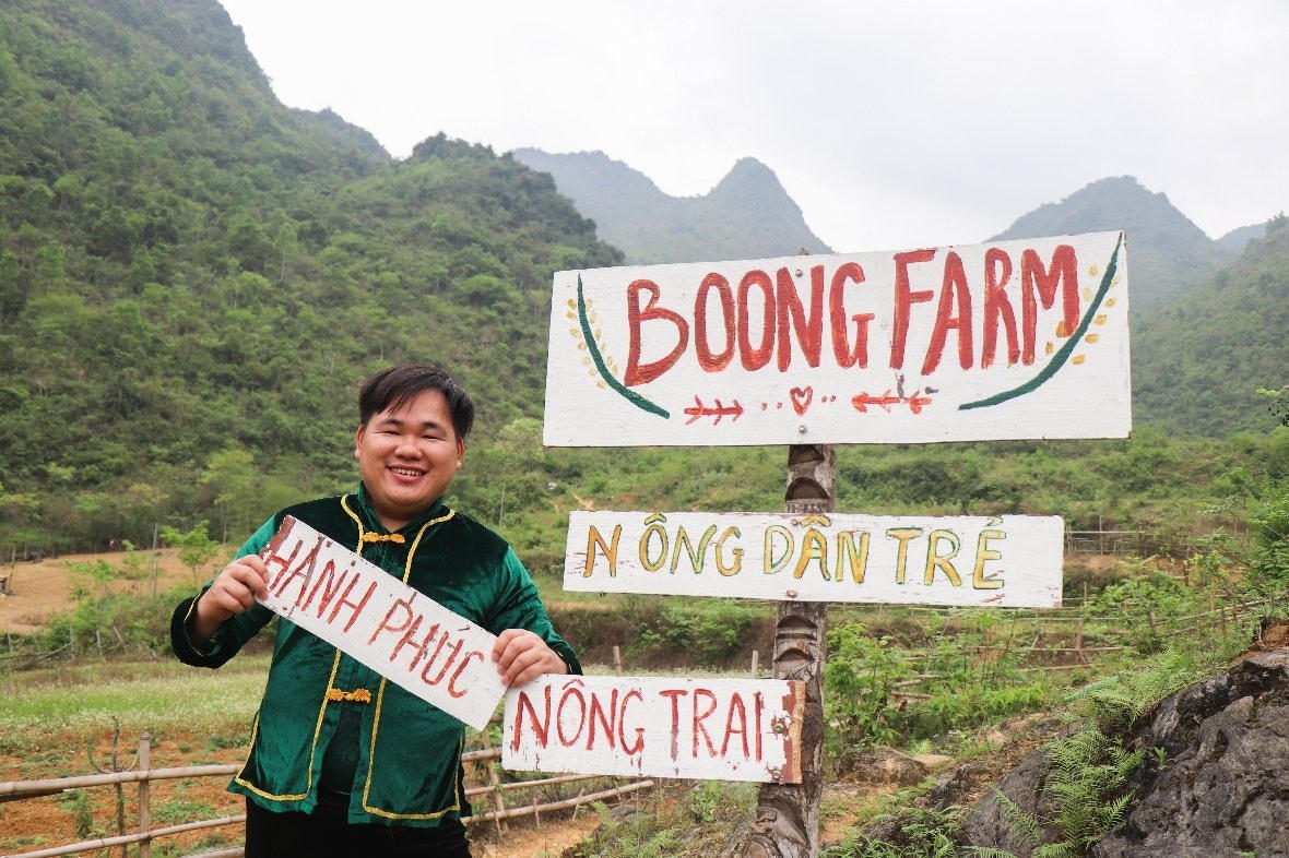 Anh Tiến Nghĩa cùng nông trại của mình. Ảnh: N.C.