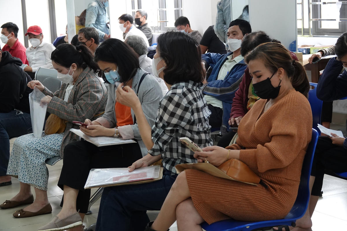 Bấm số, chen nhau và chờ đợi tại bộ phận "một cửa" UBND huyện Hòa Vang ngày 5/4. Ảnh Thanh Tùng.
