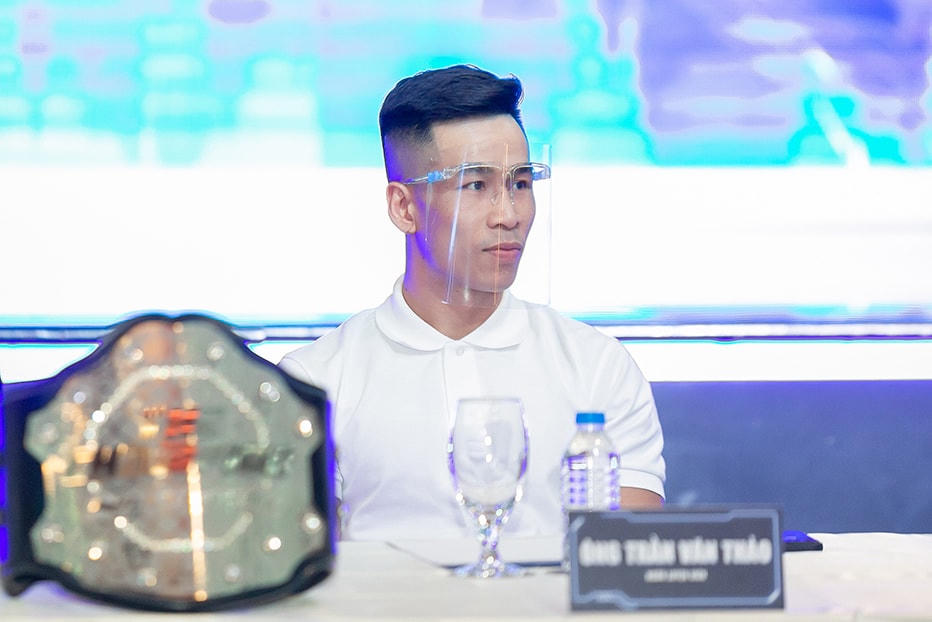 Huấn luyện viên Trần Văn Thảo bất ngờ với sự nhiệt tình tham gia chương trình của dàn nghệ sĩ.
