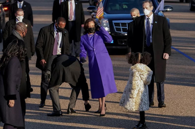 Phó Tổng thống Mỹ Kamala Harris đi cùng cháu gái Amara Ajagu trong cuộc diễu hành ngày nhậm chức của Tổng thống Mỹ Joe Biden ở Washington, DC.