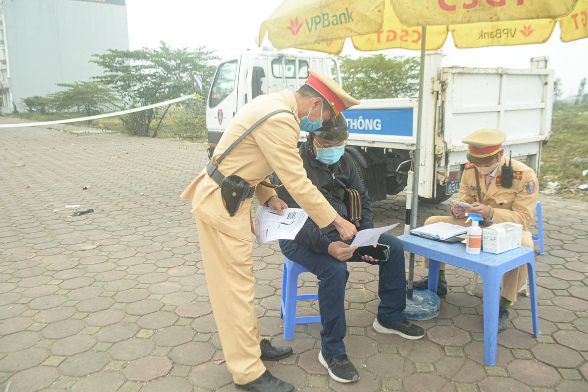 Theo ghi nhận của PV Báo Đại Đoàn Kết Online Tổ công tác của Đội CSGT số 10, chốt tại tuyến đường Cienco 5 (gần Khu đô thị Thanh Hà) hướng dẫn người đàn ông đi xe máy vi phạm giao thông cách nộp phạt trực tuyến.