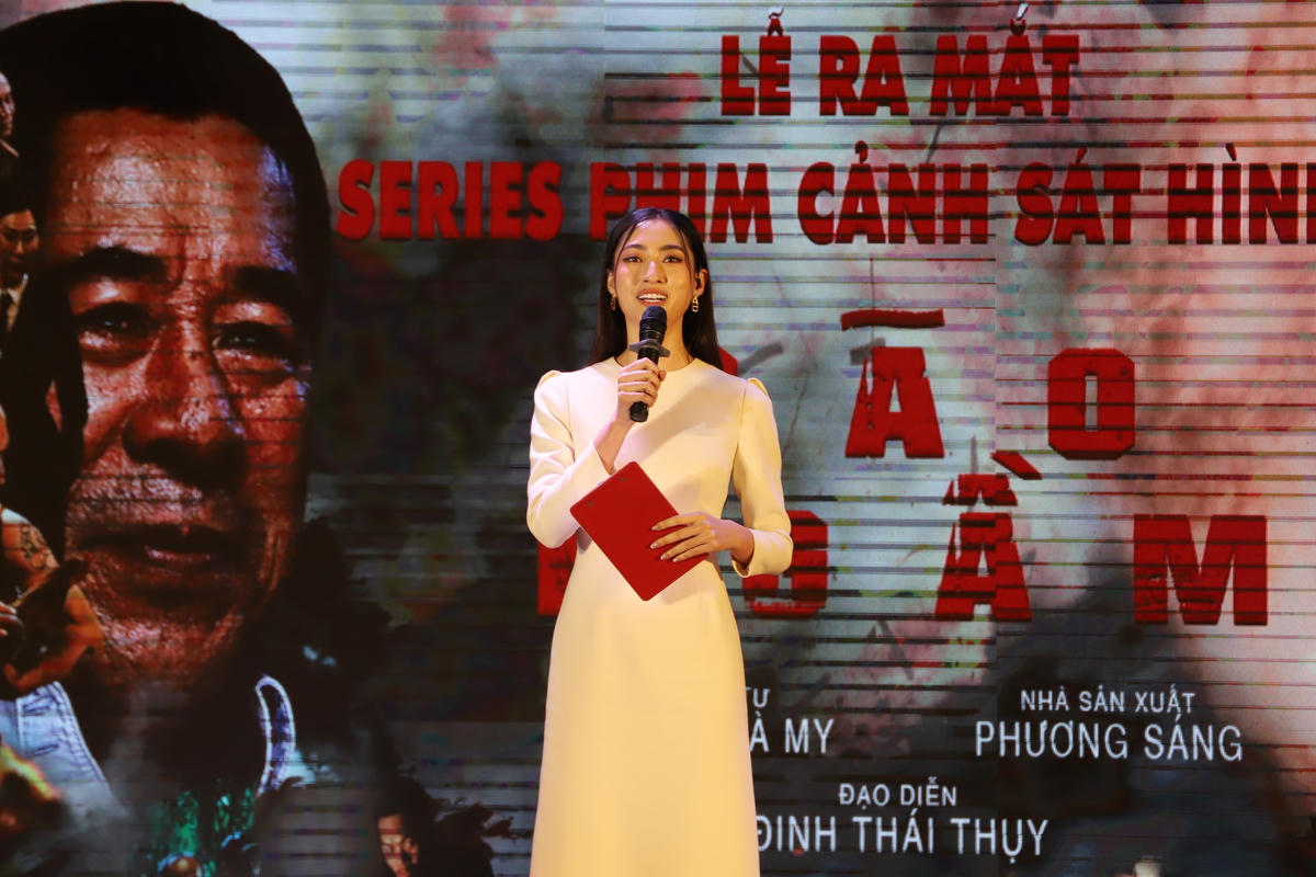 Nàng hậu rất tự tin trong vai trò người dẫn dắt cả chương trình họp báo.