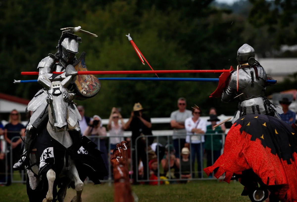 Jousting, hay cưỡi ngựa đấu thương, là bộ môn khi hai hiệp sĩ được trang bị đầy đủ bộ giáp sắt nặng, lao vào nhau trên lưng ngựa với những cây gậy lớn được gọi là cây thương. Ảnh: The Guardian.