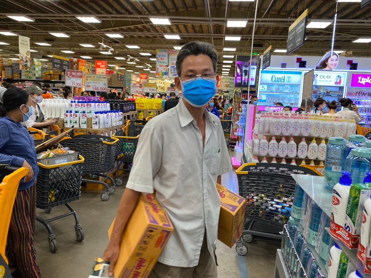 TP Hồ Chí Minh: Dân đổ xô mua đồ tích trữ, Sở Công thương cam kết đủ hàng hóa