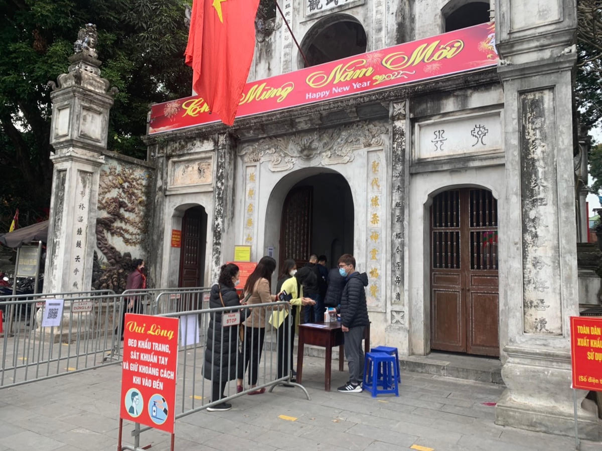 Người dân xếp hàng, thực hiện biện pháp phòng chống dịch tại Đền Quán Thánh (quận Ba Đình).