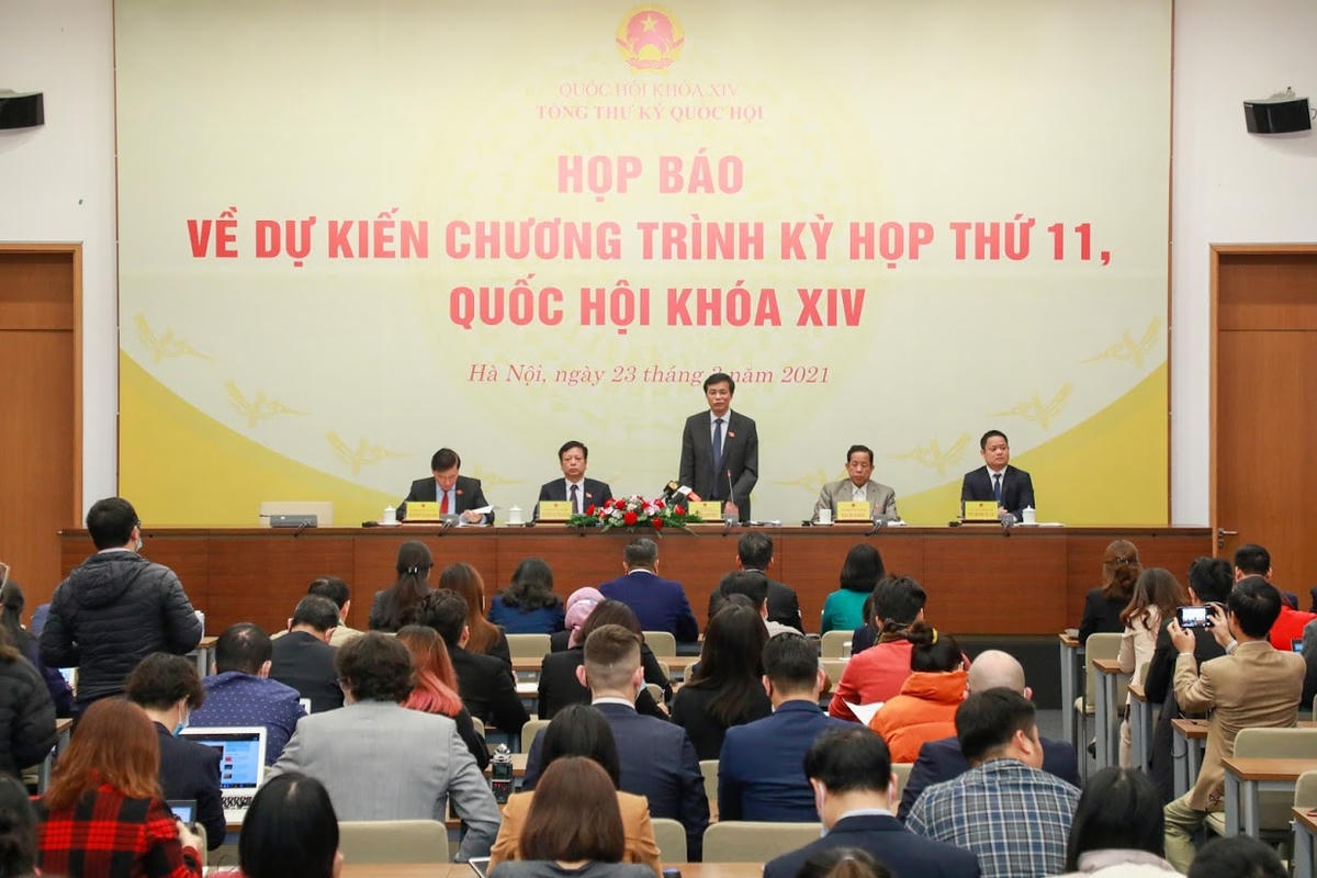 Chủ nhiệm Văn phòng Quốc hội Nguyễn Hạnh Phúc trả lời báo chí tại buổi họp báo.