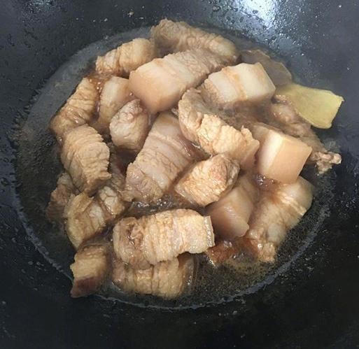 Đổ nước xâm xấp thịt, om thịt trong 15 phút.