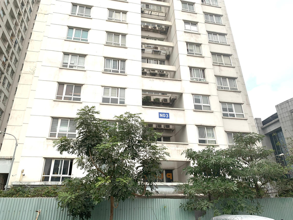 Chung cư N03, Lạc Trung, Vĩnh Tuy, Hai Bà Trưng - nơi sinh sống của công chứng viên nhiễm Covid-19. Ảnh: Lan Anh.
