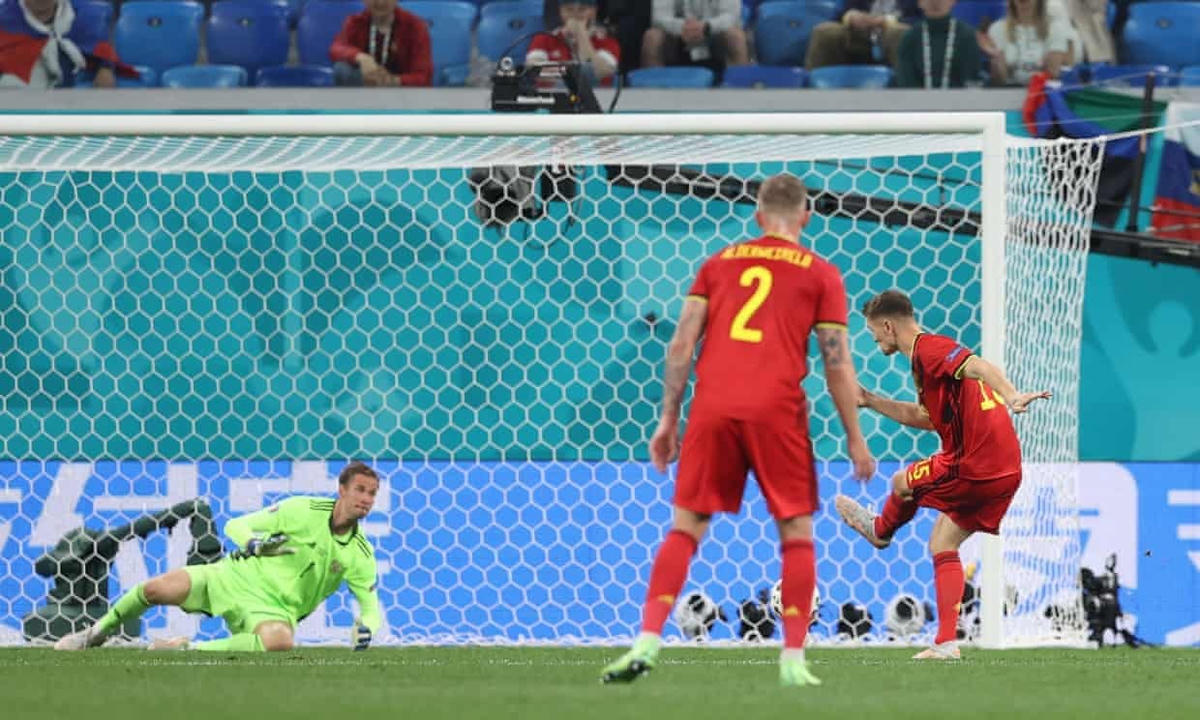Sự thiếu chắc chắn của hàng thủ Nga giúp Thomas Meunier ghi bàn thắng.